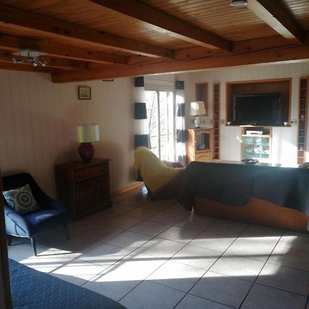 Location de vacances à Neylis avec vue sur les forêts et les champs Carla-de-Roquefort Exterior foto